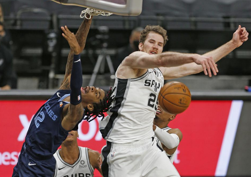  马刺青年军掀翻卫冕冠军  